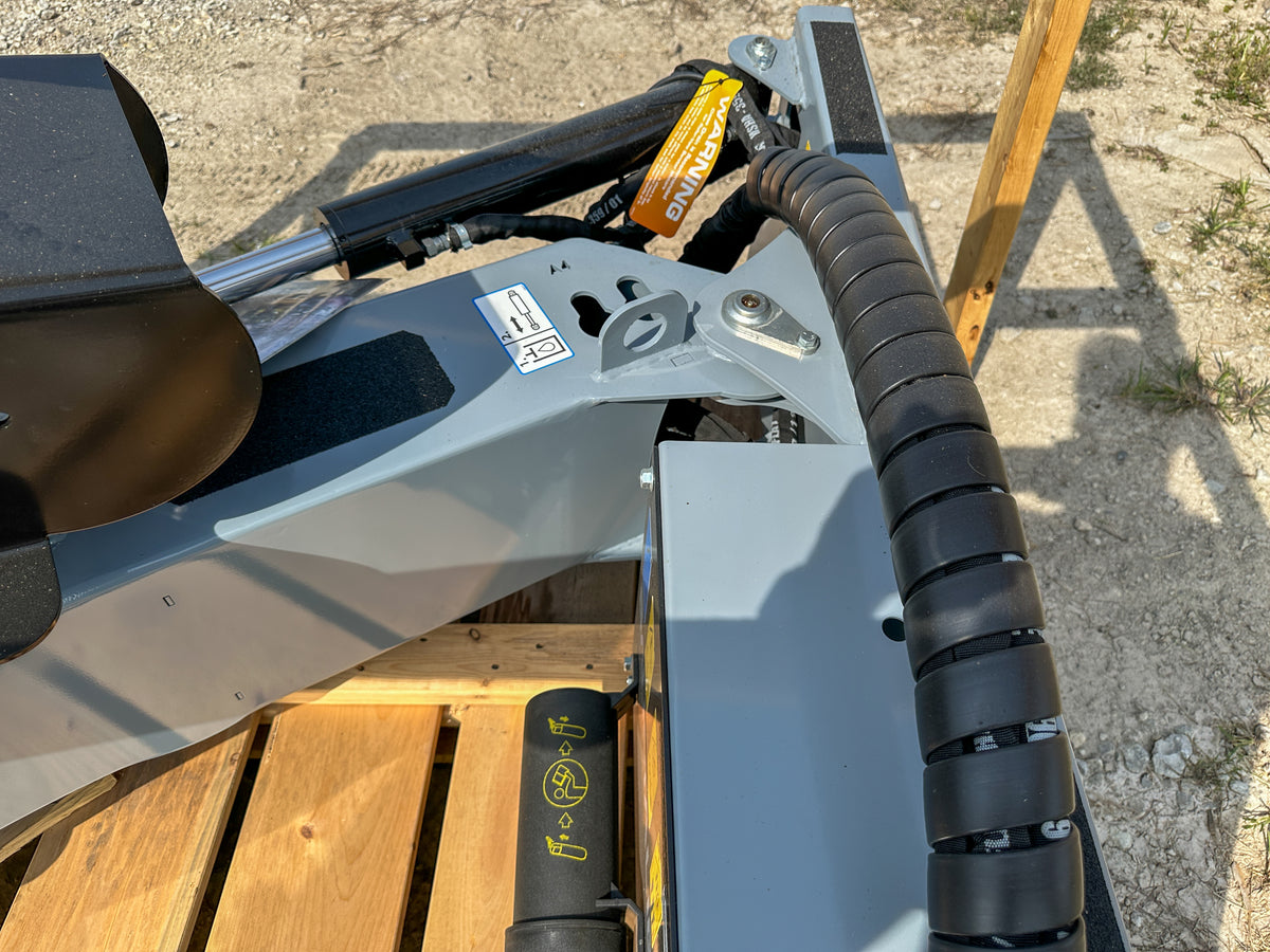 Baumalight S28 swing linkage, hydraulic cylinder and hose routing