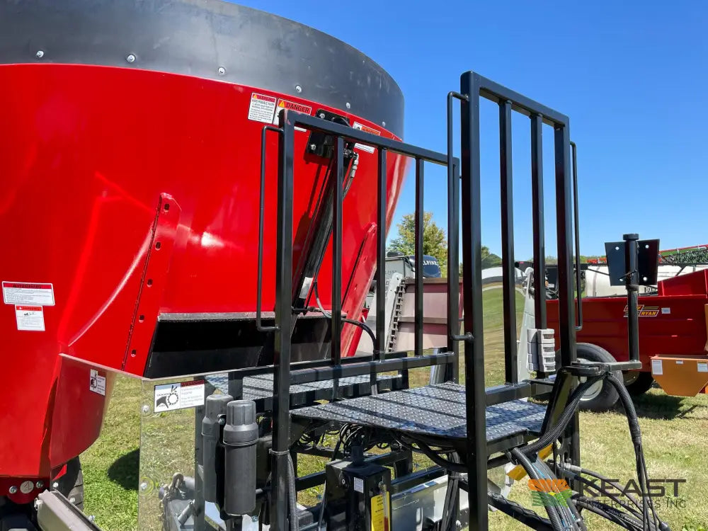 Cloverdale 420T Feed Wagon - 498 Cu Ft Capacity WeighTronix Scale Feed Wagons