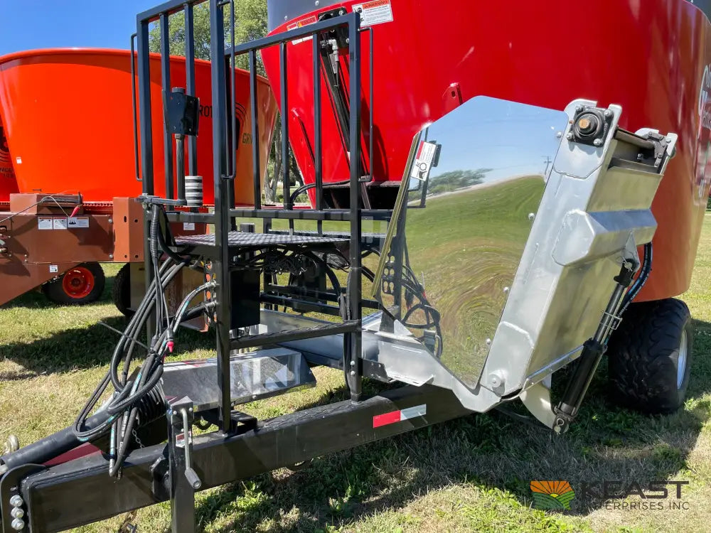 Cloverdale 420T Feed Wagon - 498 Cu Ft Capacity WeighTronix Scale Feed Wagons