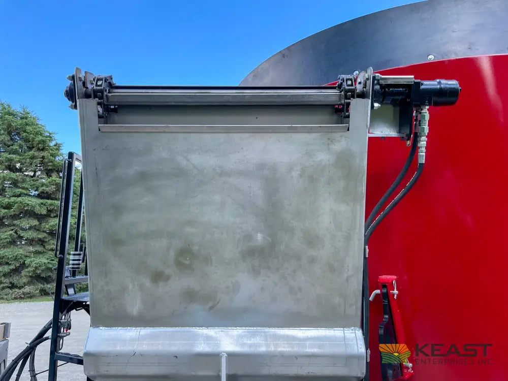 Cloverdale 650T Feed Wagon 830 Cu Ft Capacity WeighTronix Scale Feed Wagons