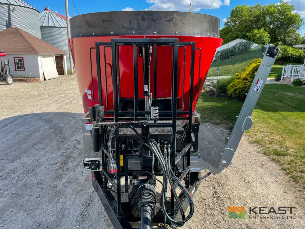 Cloverdale 650T Feed Wagon 830 Cu Ft Capacity WeighTronix Scale Feed Wagons