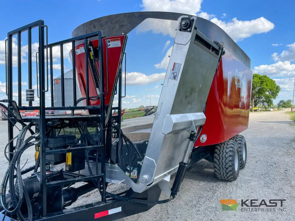 Cloverdale 650T Feed Wagon 830 Cu Ft Capacity WeighTronix Scale Feed Wagons