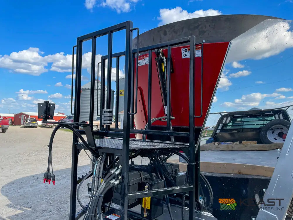Cloverdale 650T Feed Wagon 830 Cu Ft Capacity WeighTronix Scale Feed Wagons