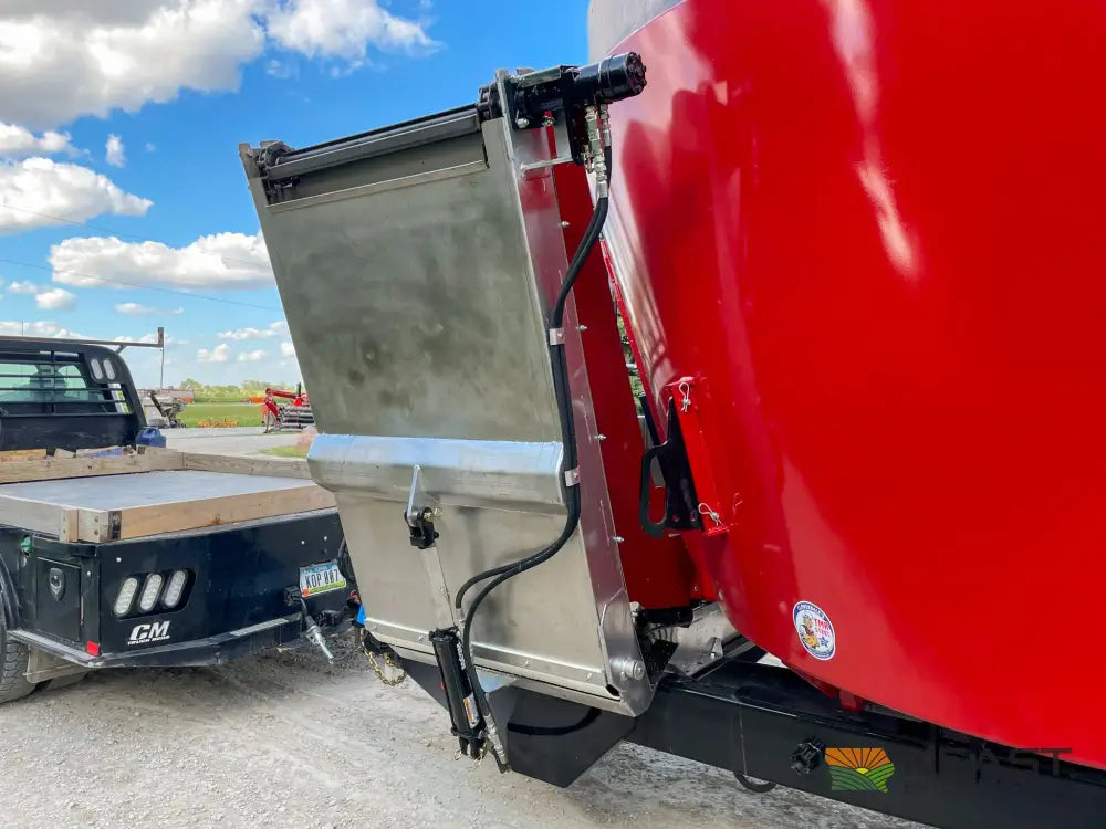 Cloverdale 650T Feed Wagon 830 Cu Ft Capacity WeighTronix Scale Feed Wagons