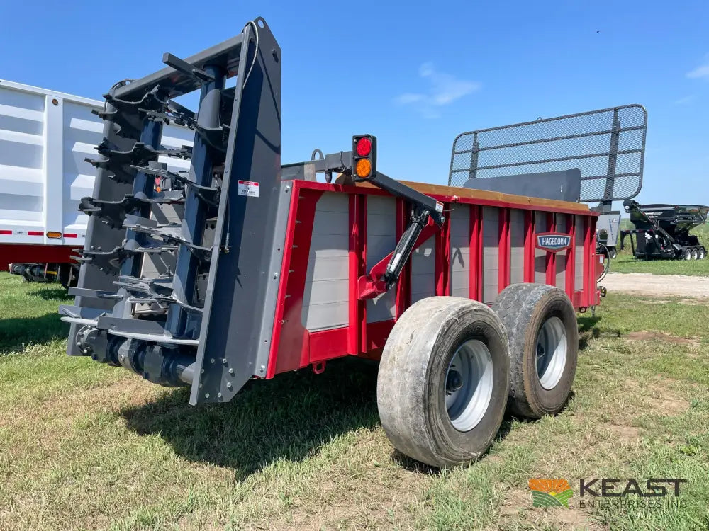Hagedorn 5290 Manure Spreader - 540 Cu Ft Heaped Capacity 425/65R22.5 Tires Manure Spreaders