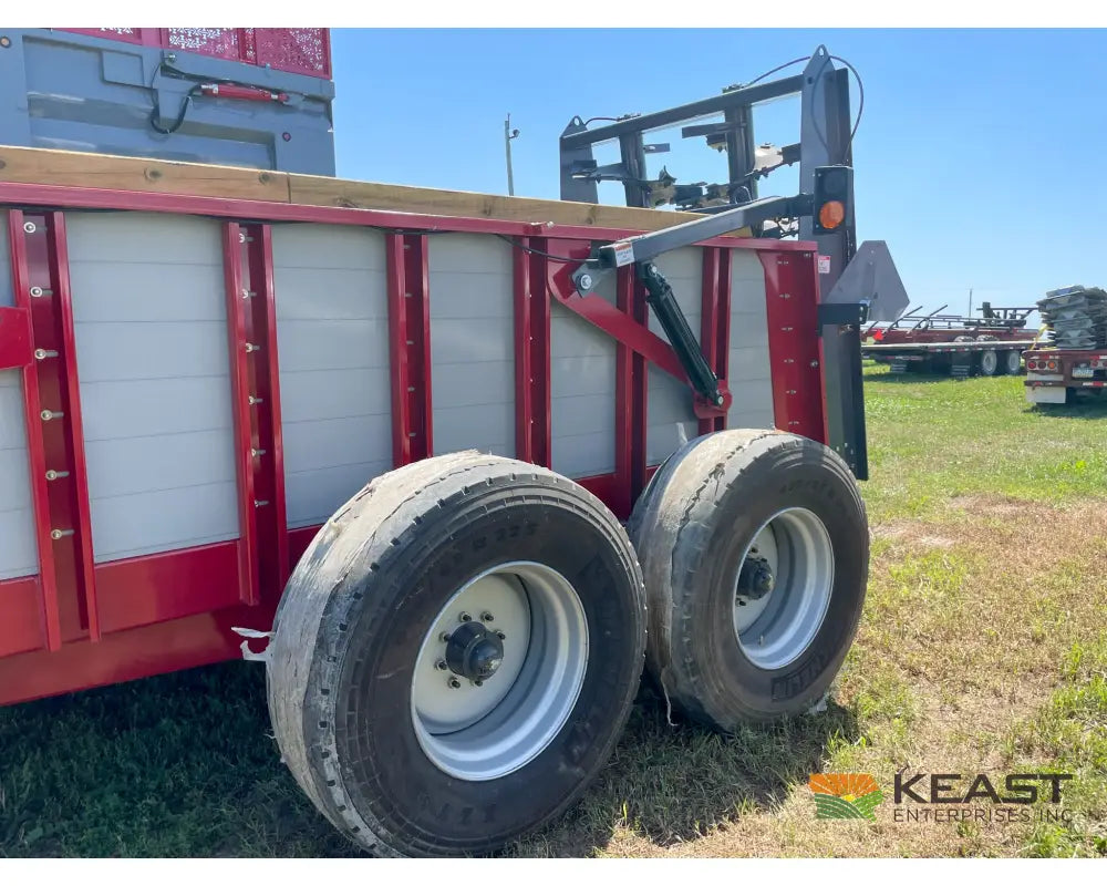 Hagedorn 5290 Manure Spreader - 540 Cu Ft Heaped Capacity 425/65R22.5 Tires Manure Spreaders