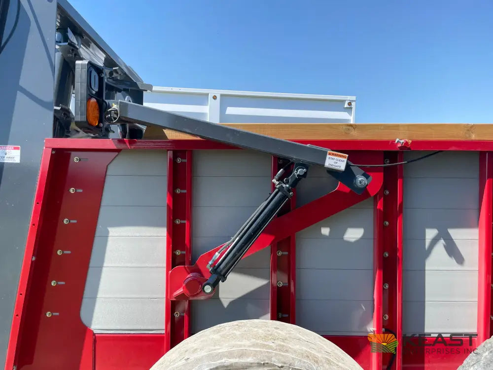 Hagedorn 5290 Manure Spreader - 540 Cu Ft Heaped Capacity 425/65R22.5 Tires Manure Spreaders