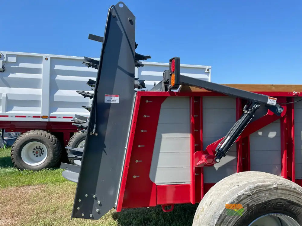 Hagedorn 5290 Manure Spreader - 540 Cu Ft Heaped Capacity 425/65R22.5 Tires Manure Spreaders