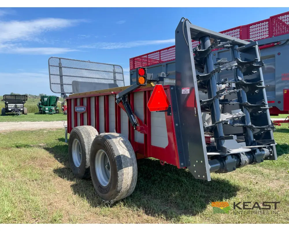 Hagedorn 5290 Manure Spreader - 540 Cu Ft Heaped Capacity 425/65R22.5 Tires Manure Spreaders