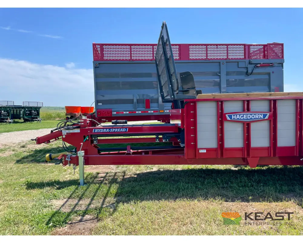 Hagedorn 5290 Manure Spreader - 540 Cu Ft Heaped Capacity 425/65R22.5 Tires Manure Spreaders