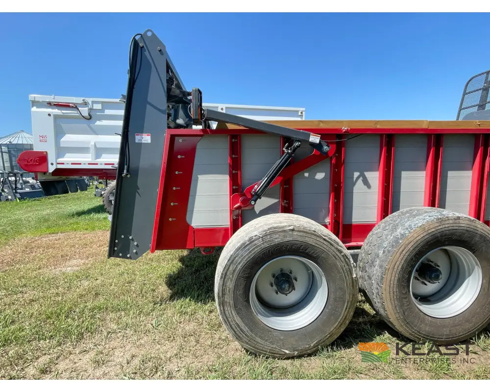 Hagedorn 5290 Manure Spreader - 540 Cu Ft Heaped Capacity 425/65R22.5 Tires Manure Spreaders