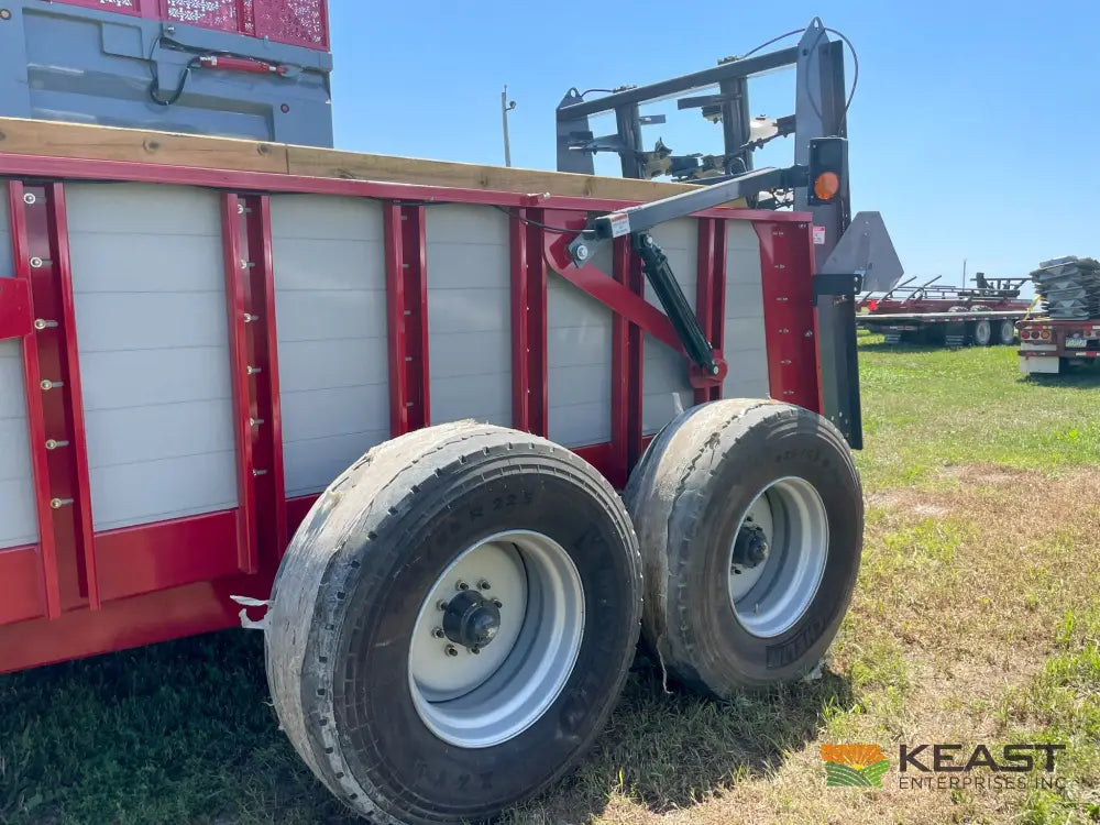 Hagedorn 5290 Manure Spreader - 540 Cu Ft Heaped Capacity 425/65R22.5 Tires Manure Spreaders