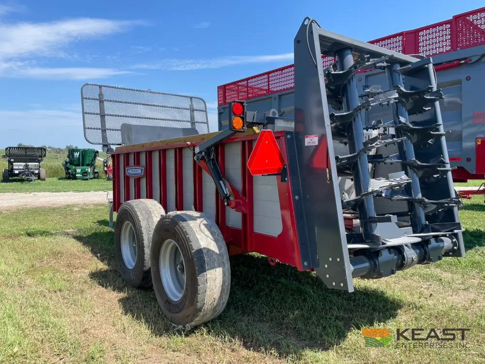Hagedorn 5290 Manure Spreader - 540 Cu Ft Heaped Capacity 425/65R22.5 Tires Manure Spreaders