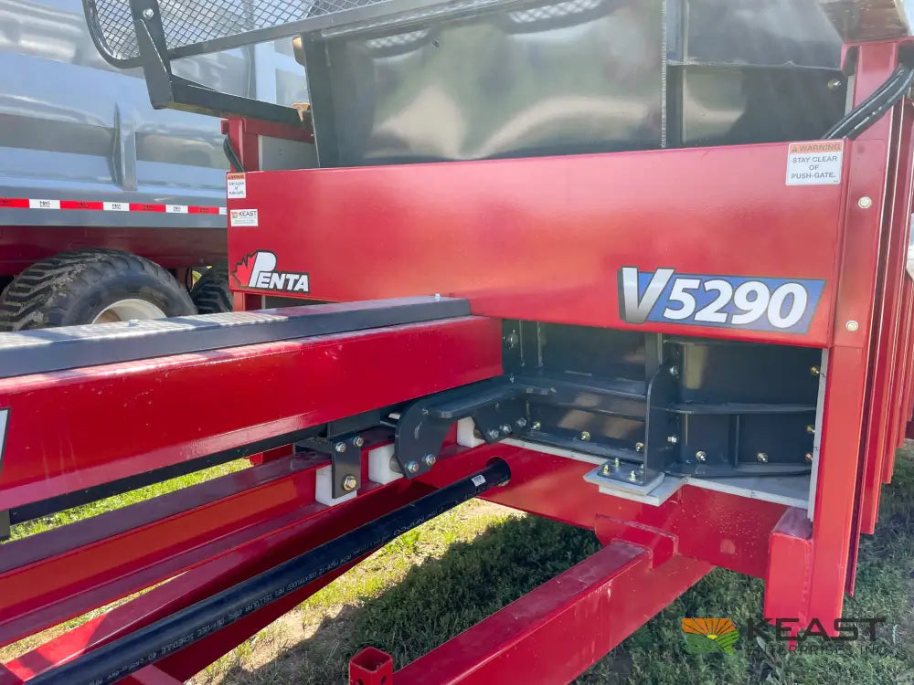 Hagedorn 5290 Manure Spreader - 540 Cu Ft Heaped Capacity 425/65R22.5 Tires Manure Spreaders