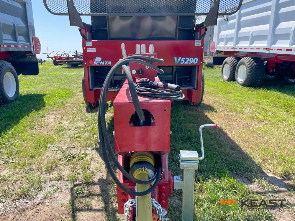 Hagedorn 5290 Manure Spreader - 540 Cu Ft Heaped Capacity 425/65R22.5 Tires Manure Spreaders