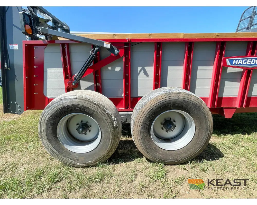 Hagedorn 5290 Manure Spreader - 540 Cu Ft Heaped Capacity 425/65R22.5 Tires Manure Spreaders