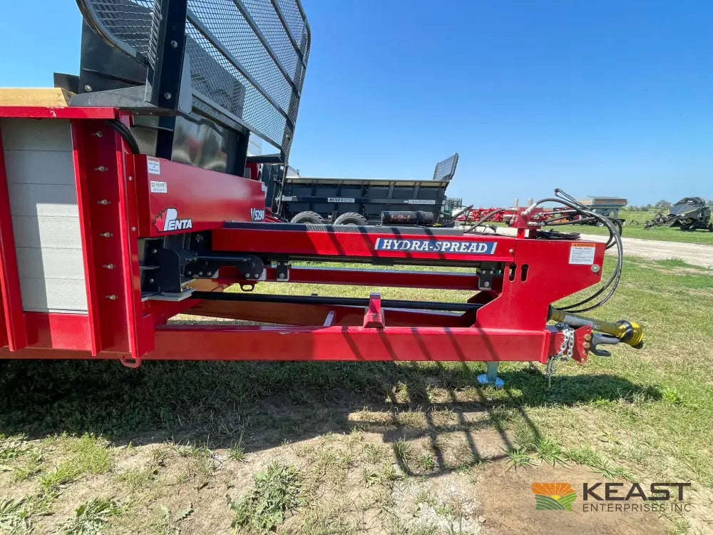 Hagedorn 5290 Manure Spreader - 540 Cu Ft Heaped Capacity 425/65R22.5 Tires Manure Spreaders