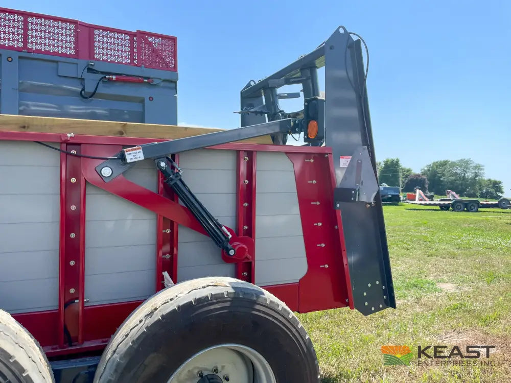 Hagedorn 5290 Manure Spreader - 540 Cu Ft Heaped Capacity 425/65R22.5 Tires Manure Spreaders