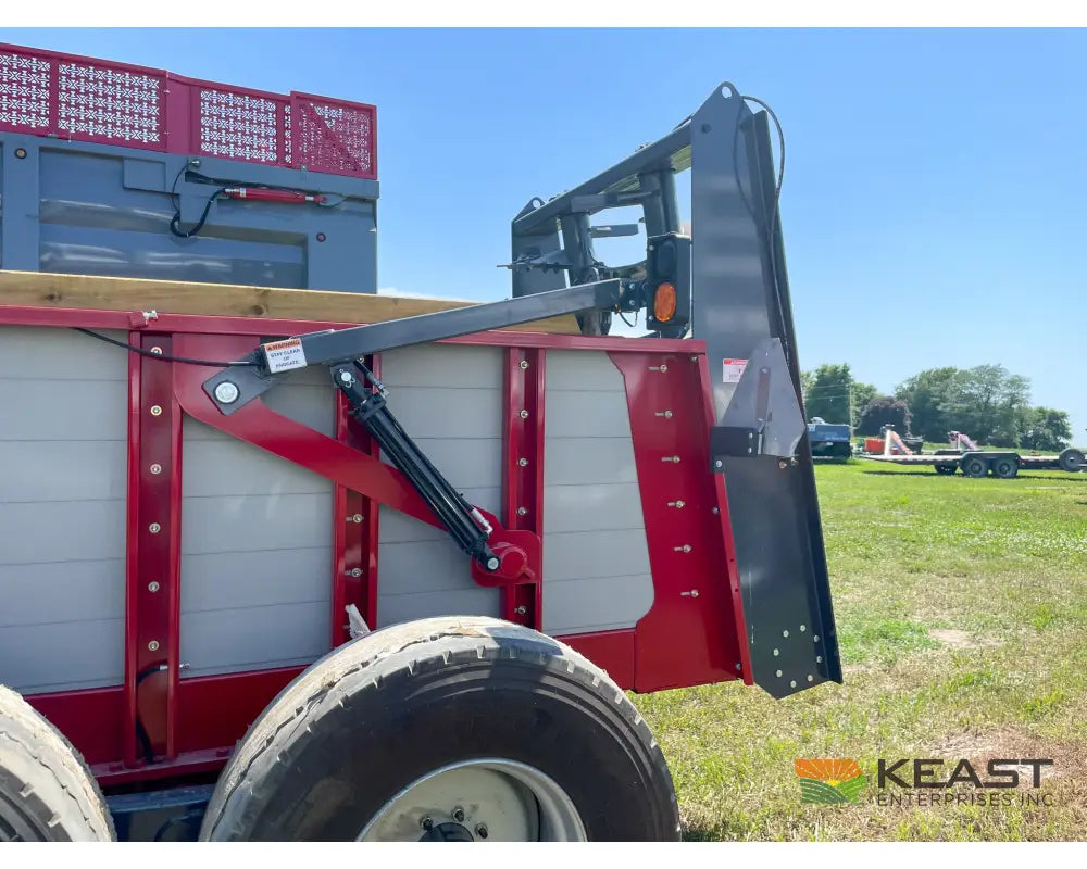 Hagedorn 5290 Manure Spreader - 540 Cu Ft Heaped Capacity 425/65R22.5 Tires Manure Spreaders