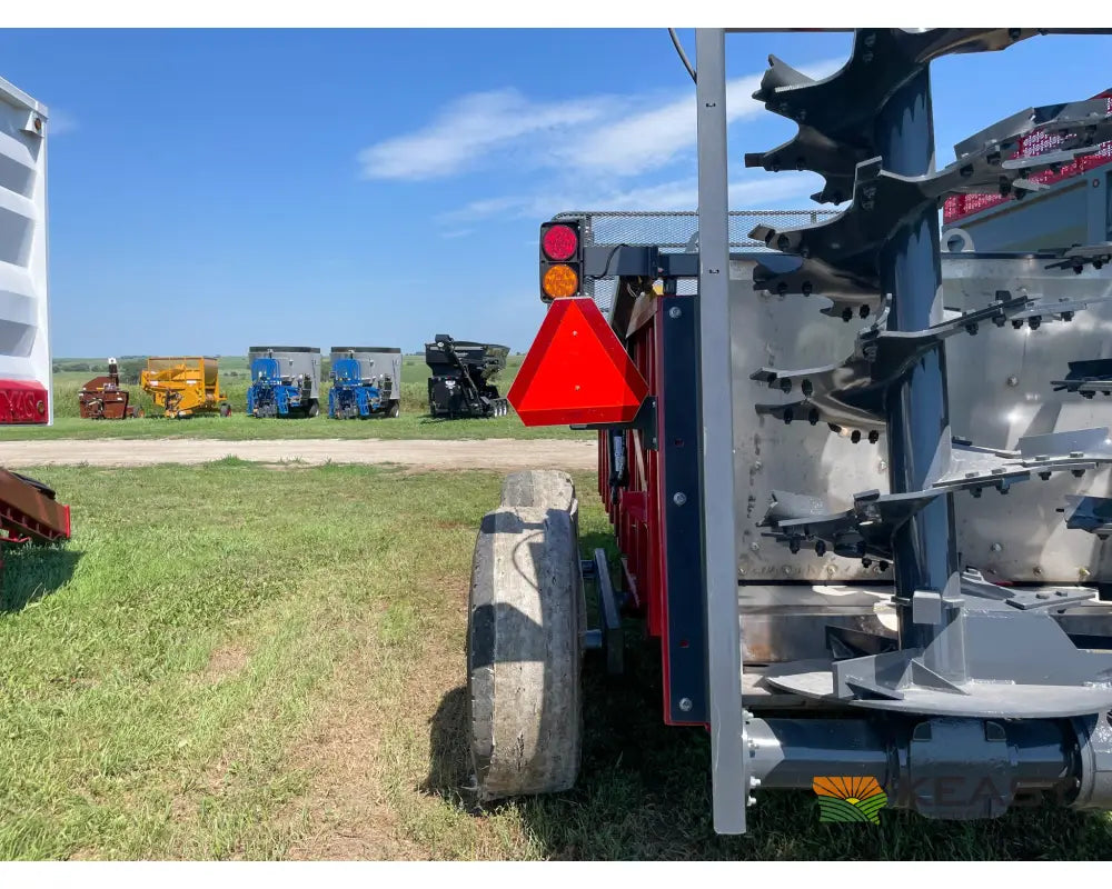 Hagedorn 5290 Manure Spreader - 540 Cu Ft Heaped Capacity 425/65R22.5 Tires Manure Spreaders
