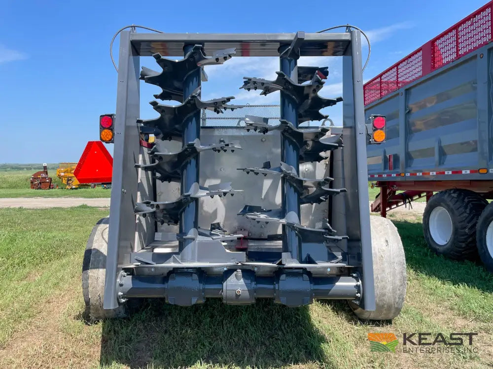 Hagedorn 5290 Manure Spreader - 540 Cu Ft Heaped Capacity 425/65R22.5 Tires Manure Spreaders