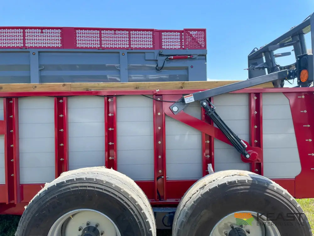 Hagedorn 5290 Manure Spreader - 540 Cu Ft Heaped Capacity 425/65R22.5 Tires Manure Spreaders