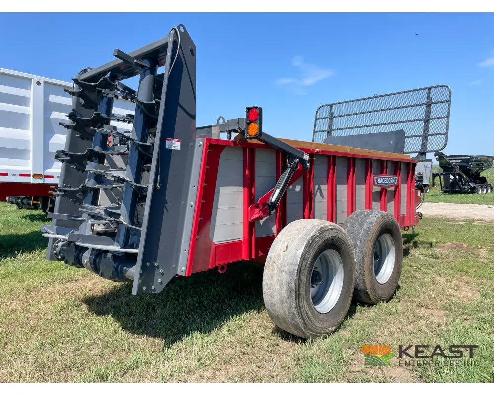 Hagedorn 5290 Manure Spreader - 540 Cu Ft Heaped Capacity 425/65R22.5 Tires Manure Spreaders