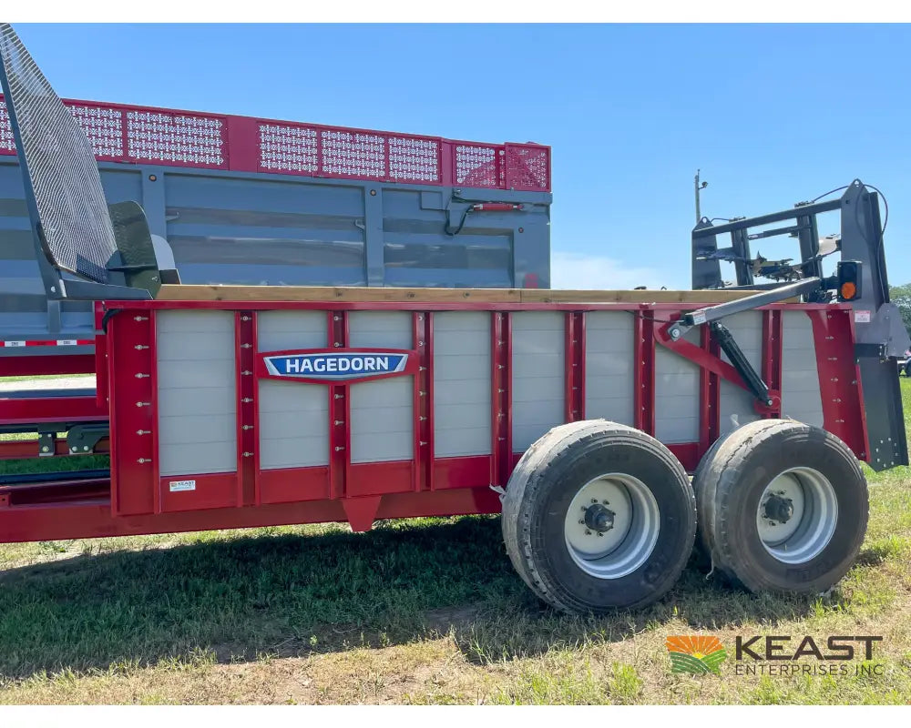Hagedorn 5290 Manure Spreader - 540 Cu Ft Heaped Capacity 425/65R22.5 Tires Manure Spreaders