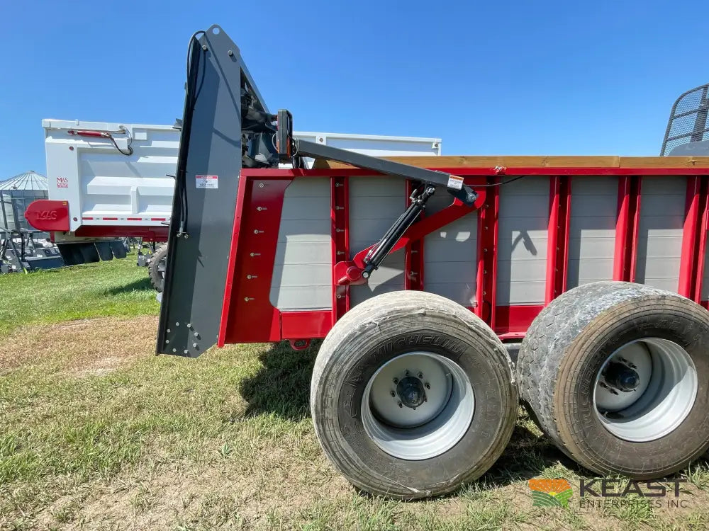 Hagedorn 5290 Manure Spreader - 540 Cu Ft Heaped Capacity 425/65R22.5 Tires Manure Spreaders