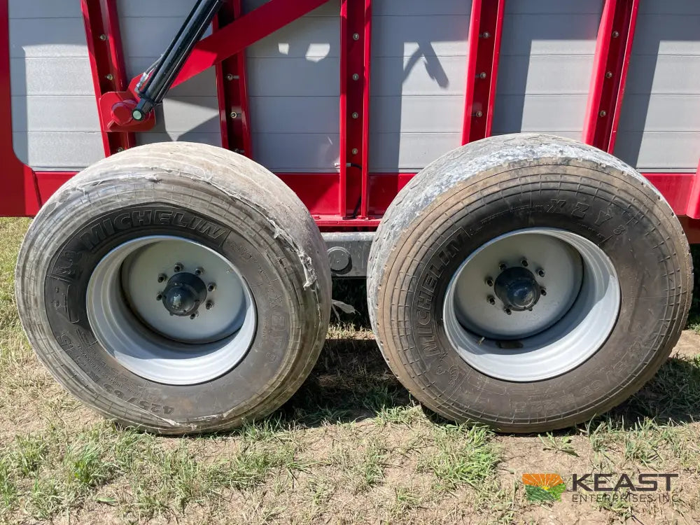 Hagedorn 5290 Manure Spreader - 540 Cu Ft Heaped Capacity 425/65R22.5 Tires Manure Spreaders