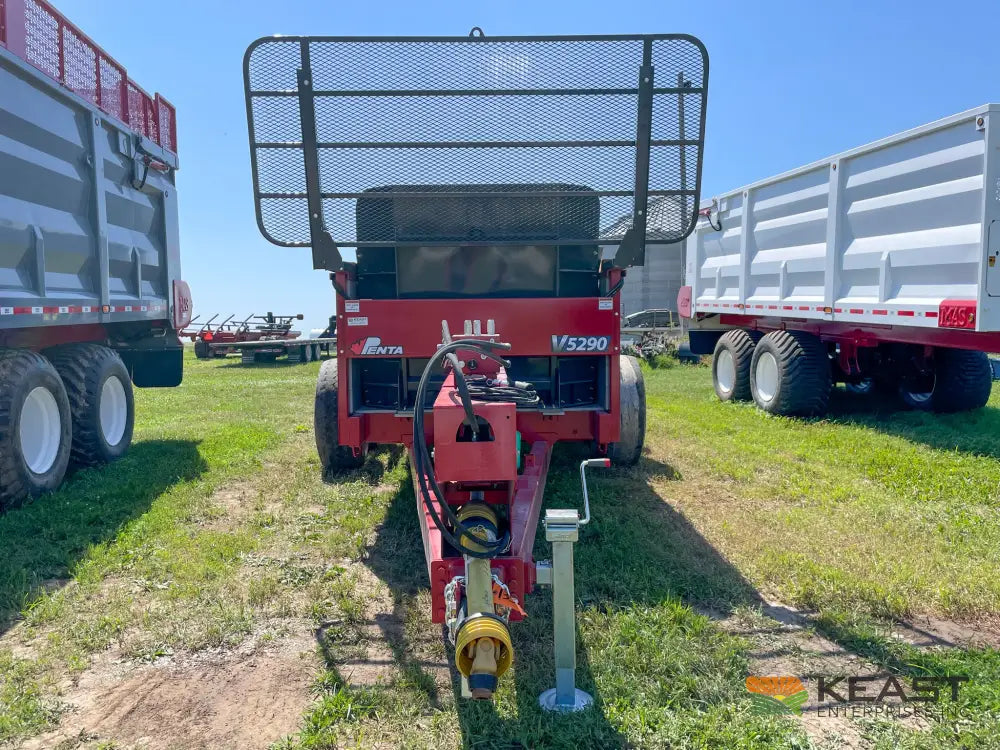 Hagedorn 5290 Manure Spreader - 540 Cu Ft Heaped Capacity 425/65R22.5 Tires Manure Spreaders
