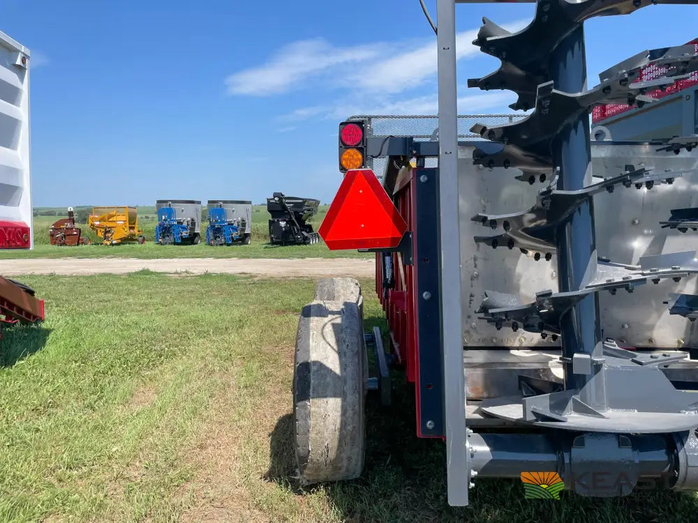 Hagedorn 5290 Manure Spreader - 540 Cu Ft Heaped Capacity 425/65R22.5 Tires Manure Spreaders