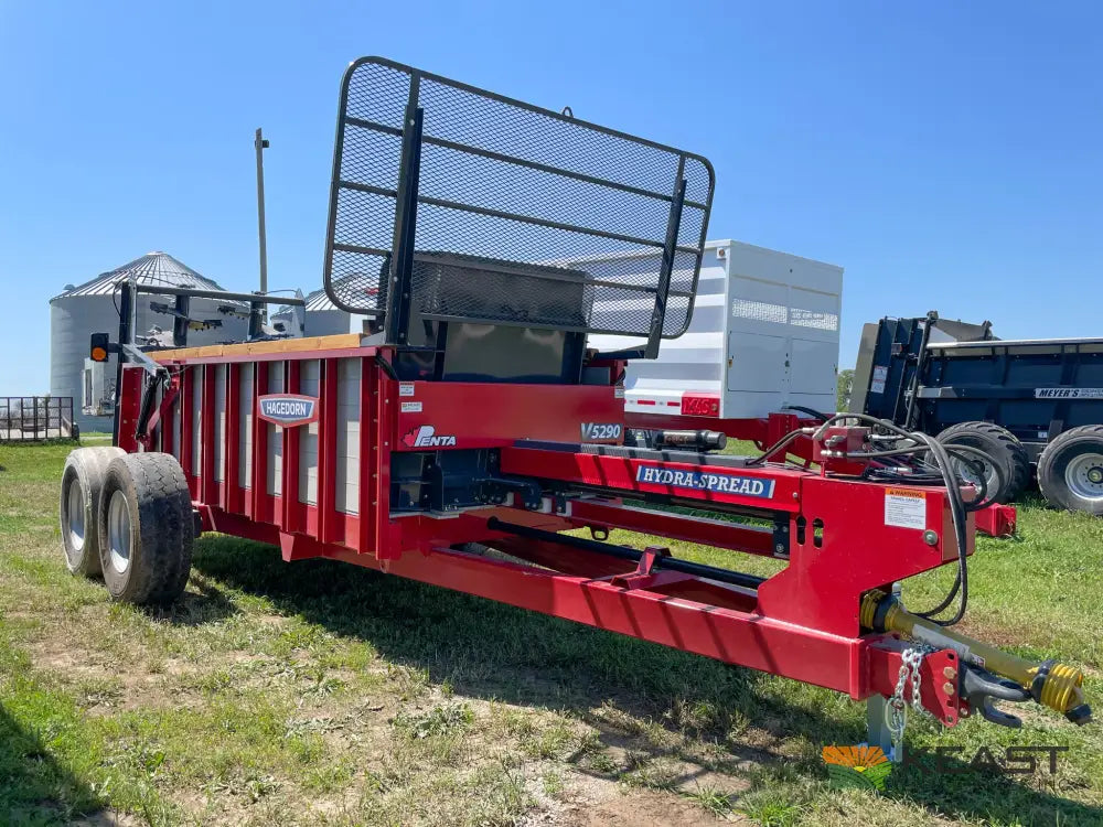 Hagedorn 5290 Manure Spreader - 540 Cu Ft Heaped Capacity 425/65R22.5 Tires Manure Spreaders