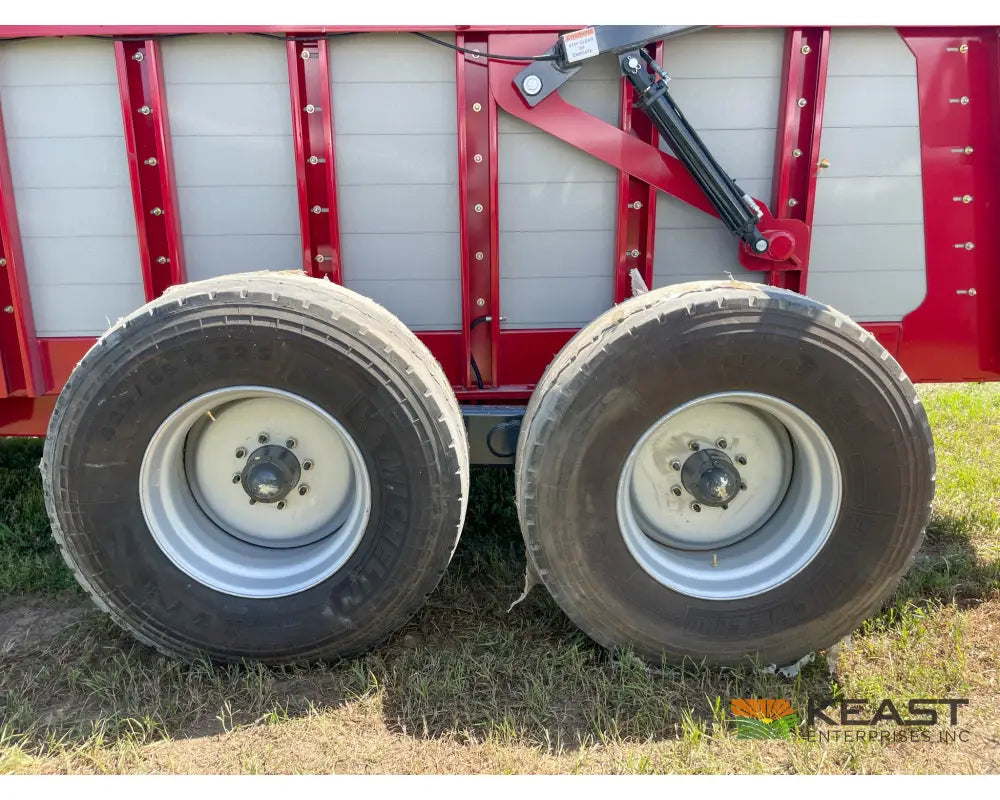 Hagedorn 5290 Manure Spreader - 540 Cu Ft Heaped Capacity 425/65R22.5 Tires Manure Spreaders