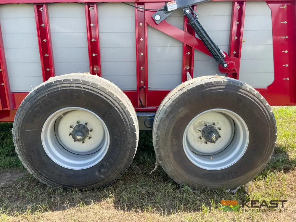 Hagedorn 5290 Manure Spreader - 540 Cu Ft Heaped Capacity 425/65R22.5 Tires Manure Spreaders