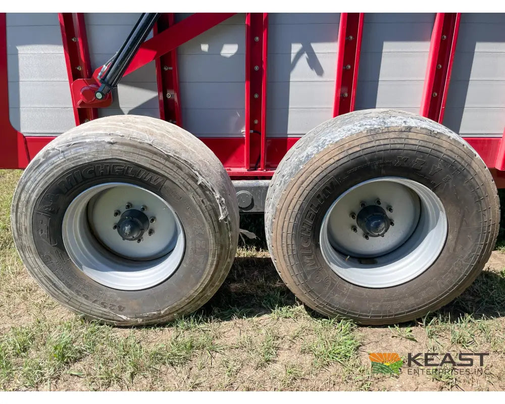Hagedorn 5290 Manure Spreader - 540 Cu Ft Heaped Capacity 425/65R22.5 Tires Manure Spreaders