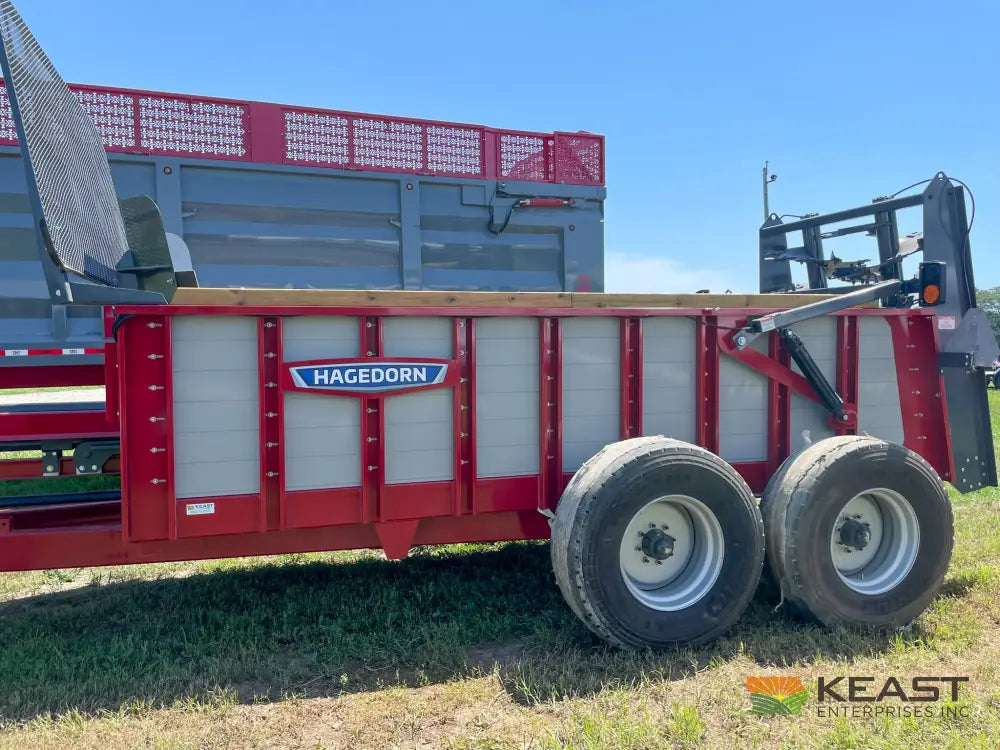 Hagedorn 5290 Manure Spreader - 540 Cu Ft Heaped Capacity 425/65R22.5 Tires Manure Spreaders