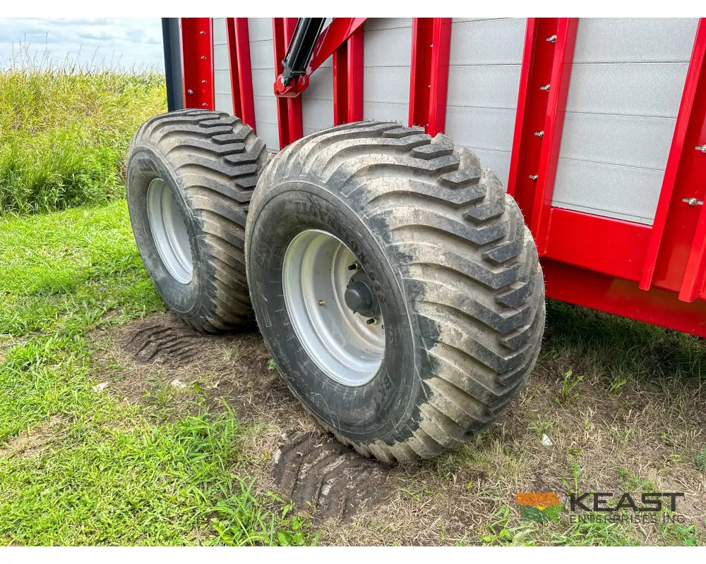 Hagedorn 5440 Manure Spreader 684 Cu Ft Heaped Capacity 500/50R22.5 Tires Manure Spreaders
