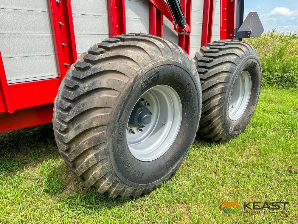 Hagedorn 5440 Manure Spreader 684 Cu Ft Heaped Capacity 500/50R22.5 Tires Manure Spreaders