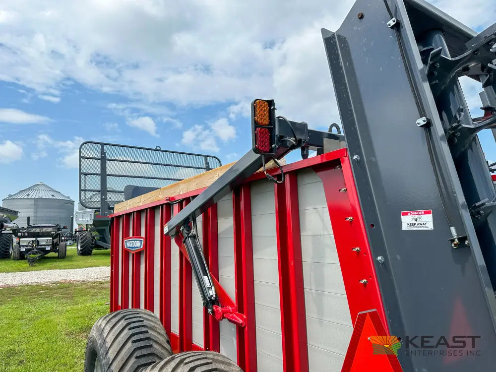 Hagedorn 5440 Manure Spreader 684 Cu Ft Heaped Capacity 500/50R22.5 Tires Manure Spreaders