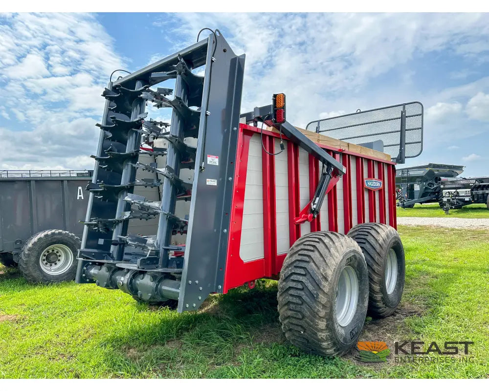 Hagedorn 5440 Manure Spreader 684 Cu Ft Heaped Capacity 500/50R22.5 Tires Manure Spreaders