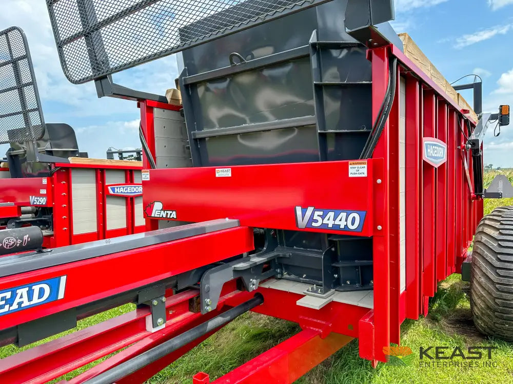 Hagedorn 5440 Manure Spreader 684 Cu Ft Heaped Capacity 500/50R22.5 Tires Manure Spreaders