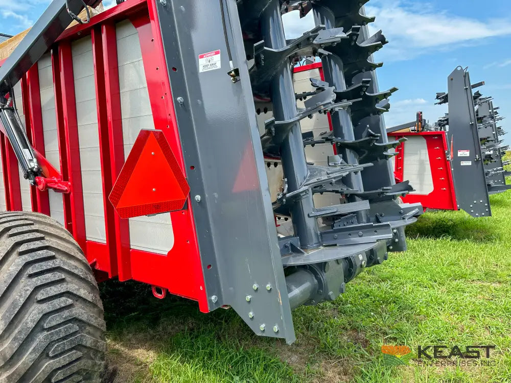Hagedorn 5440 Manure Spreader 684 Cu Ft Heaped Capacity 500/50R22.5 Tires Manure Spreaders