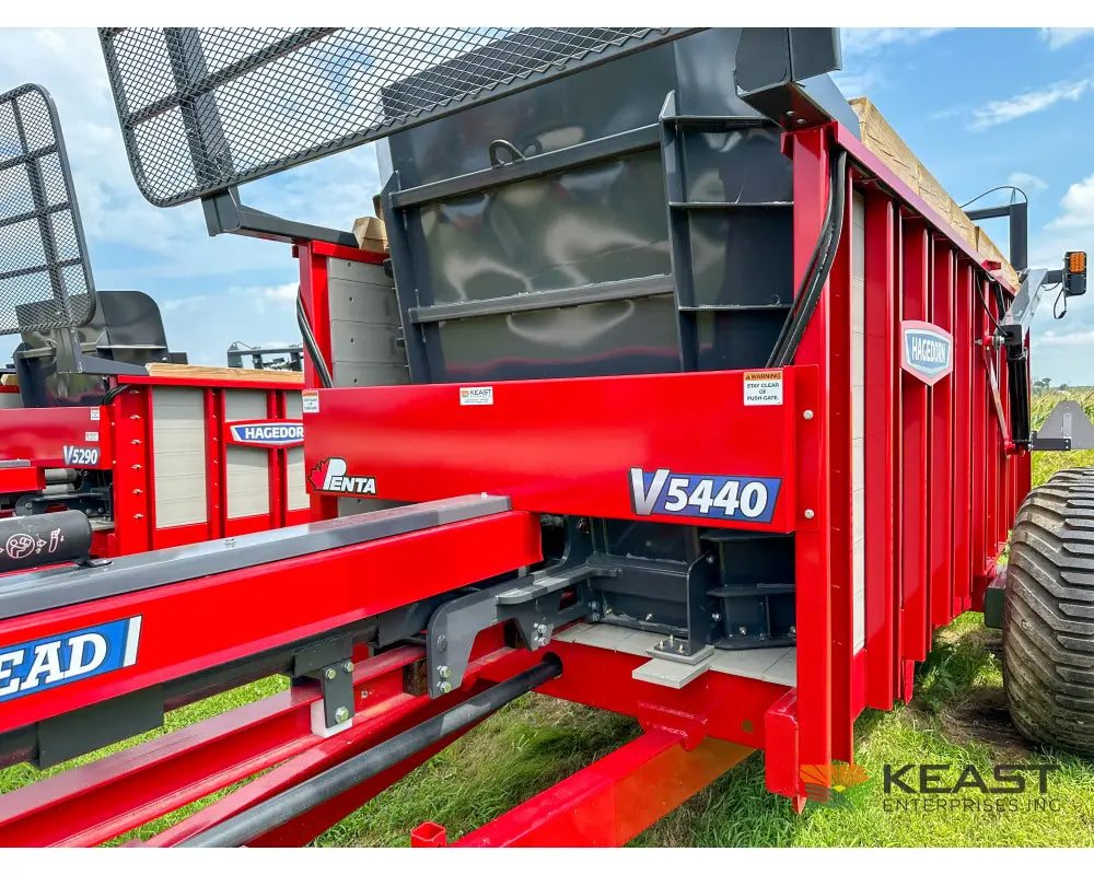 Hagedorn 5440 Manure Spreader 684 Cu Ft Heaped Capacity 500/50R22.5 Tires Manure Spreaders