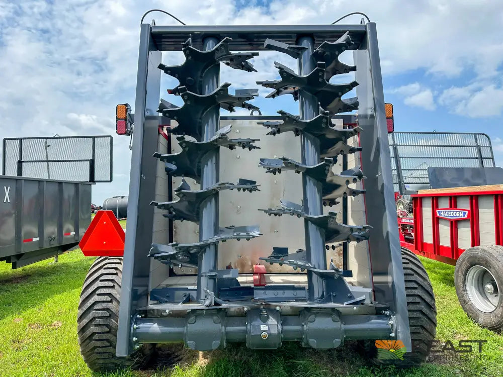 Hagedorn 5440 Manure Spreader 684 Cu Ft Heaped Capacity 500/50R22.5 Tires Manure Spreaders