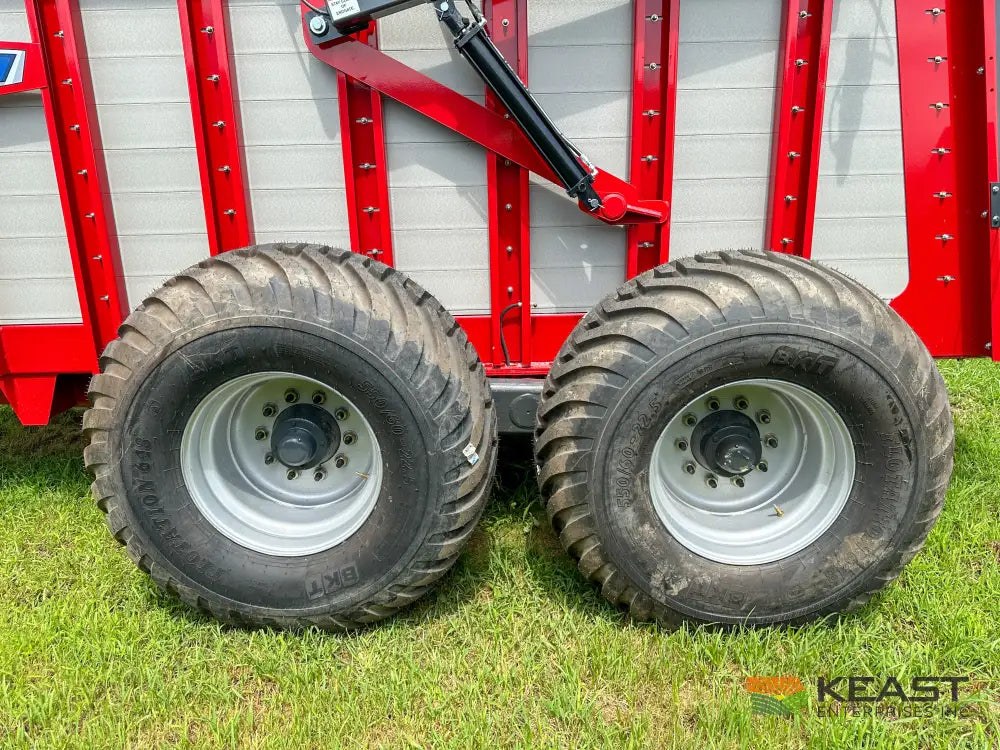 Hagedorn 5440 Manure Spreader 684 Cu Ft Heaped Capacity 500/50R22.5 Tires Manure Spreaders