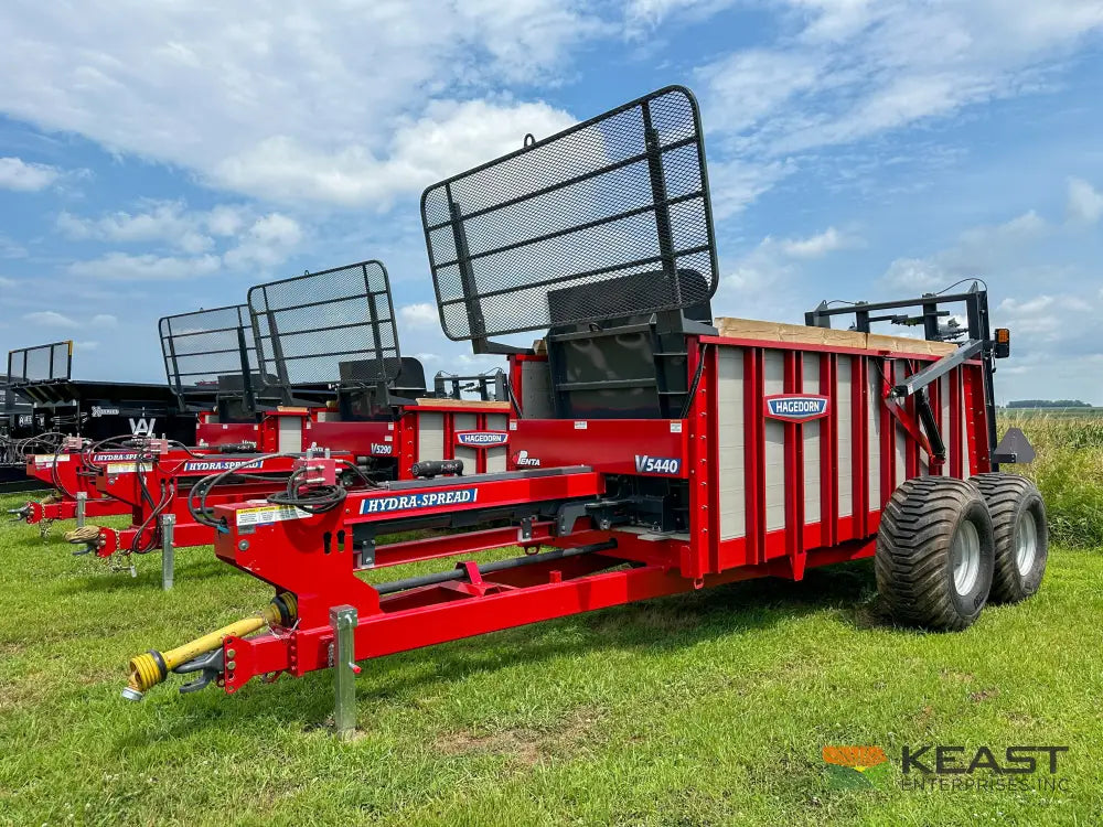 Hagedorn 5440 Manure Spreader 684 Cu Ft Heaped Capacity 500/50R22.5 Tires Manure Spreaders