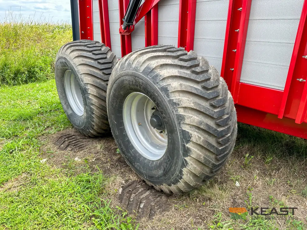 Hagedorn 5440 Manure Spreader 684 Cu Ft Heaped Capacity 500/50R22.5 Tires Manure Spreaders