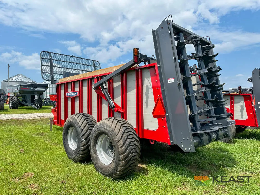 Hagedorn 5440 Manure Spreader 684 Cu Ft Heaped Capacity 500/50R22.5 Tires Manure Spreaders