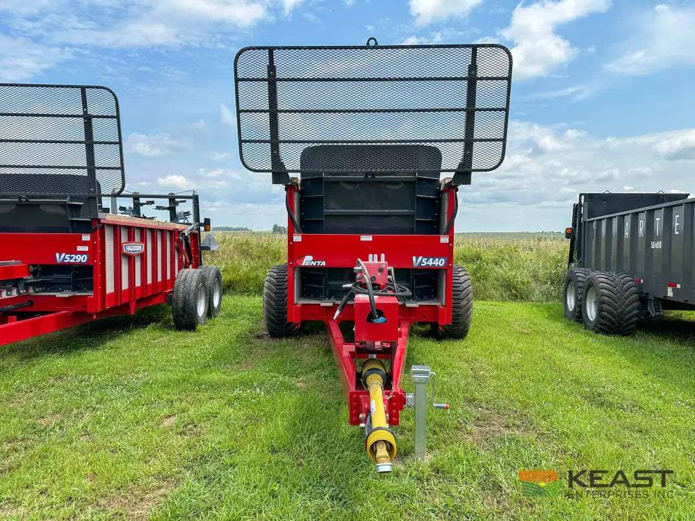 Hagedorn 5440 Manure Spreader 684 Cu Ft Heaped Capacity 500/50R22.5 Tires Manure Spreaders